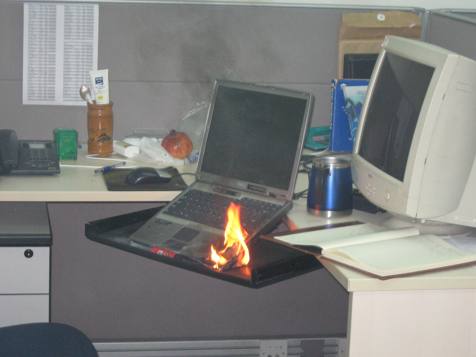 горящий компьютер фото