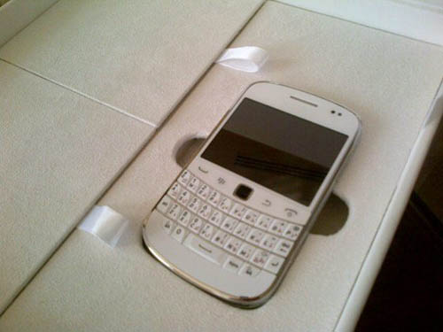 Blackberry Bold 9900 в белом цвете корпуса (фото)